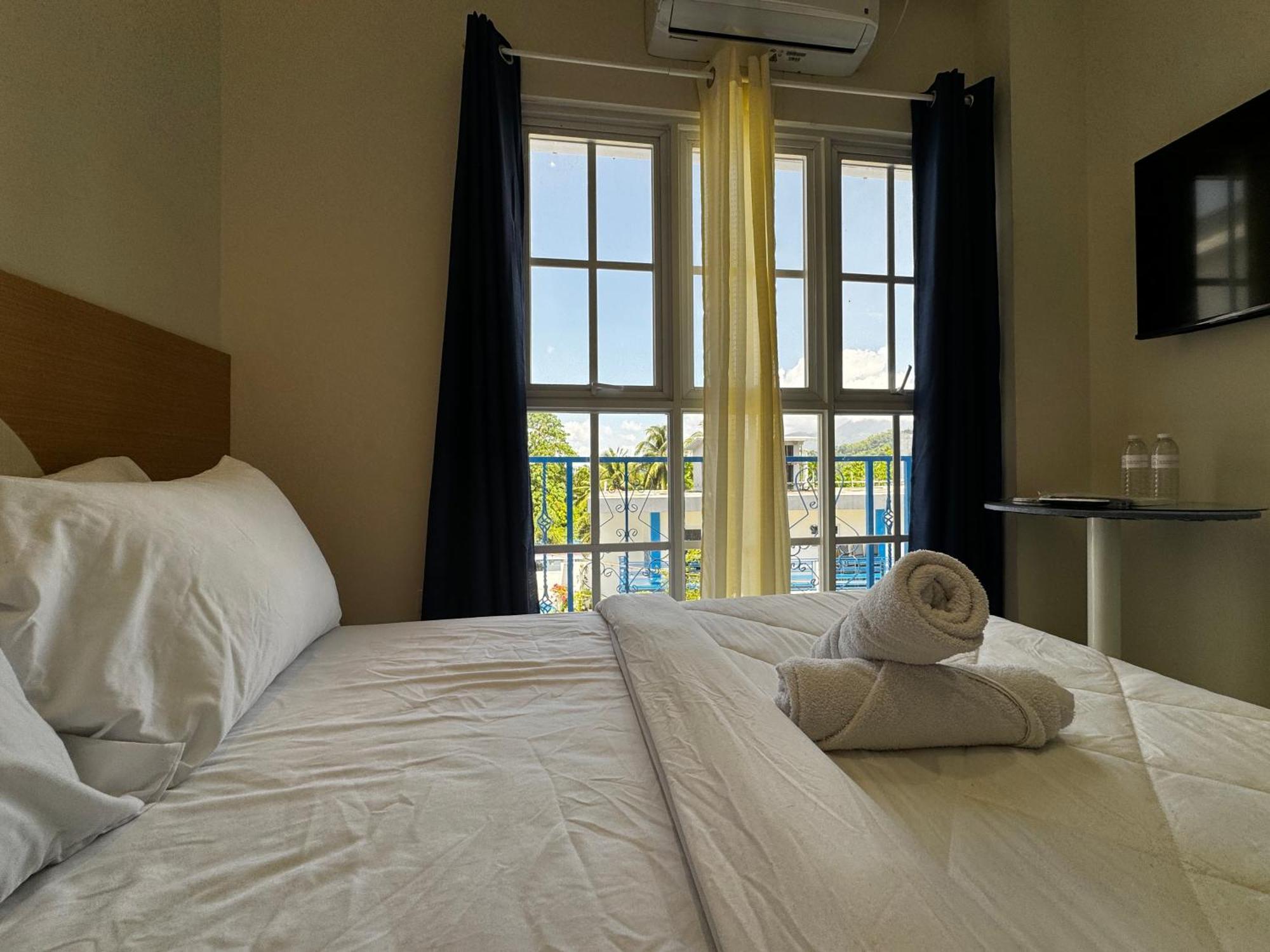 Bernese Resort Hotel Powered By Cocotel Ligao Habitación foto
